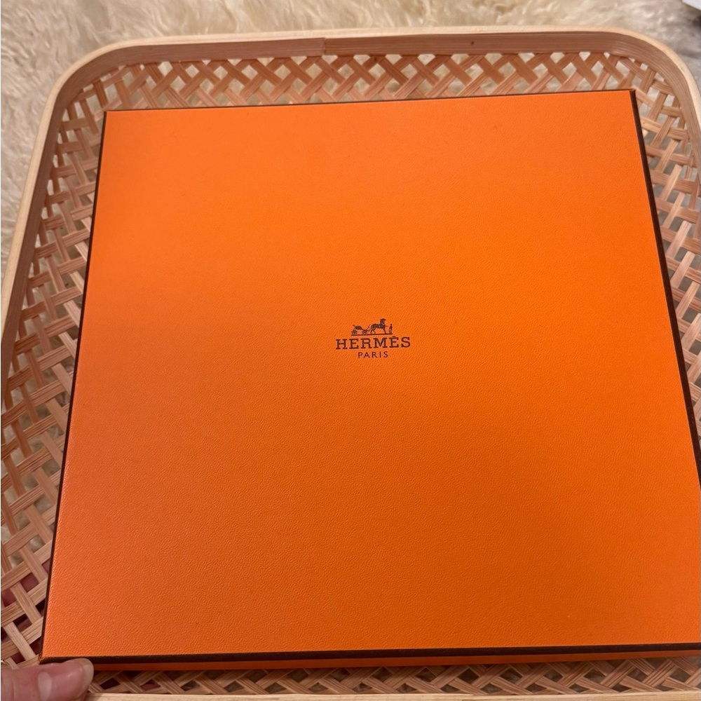 Brand new Hermès Carre 90 twill scarf